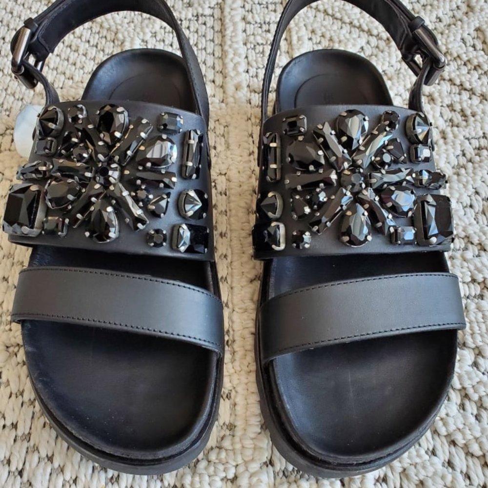 NWT Strategia leather embellished sandals